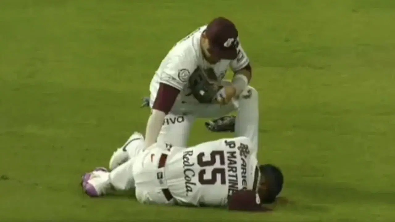 Jardinero de Tomateros choca con compañero y sufre lesión de rodilla