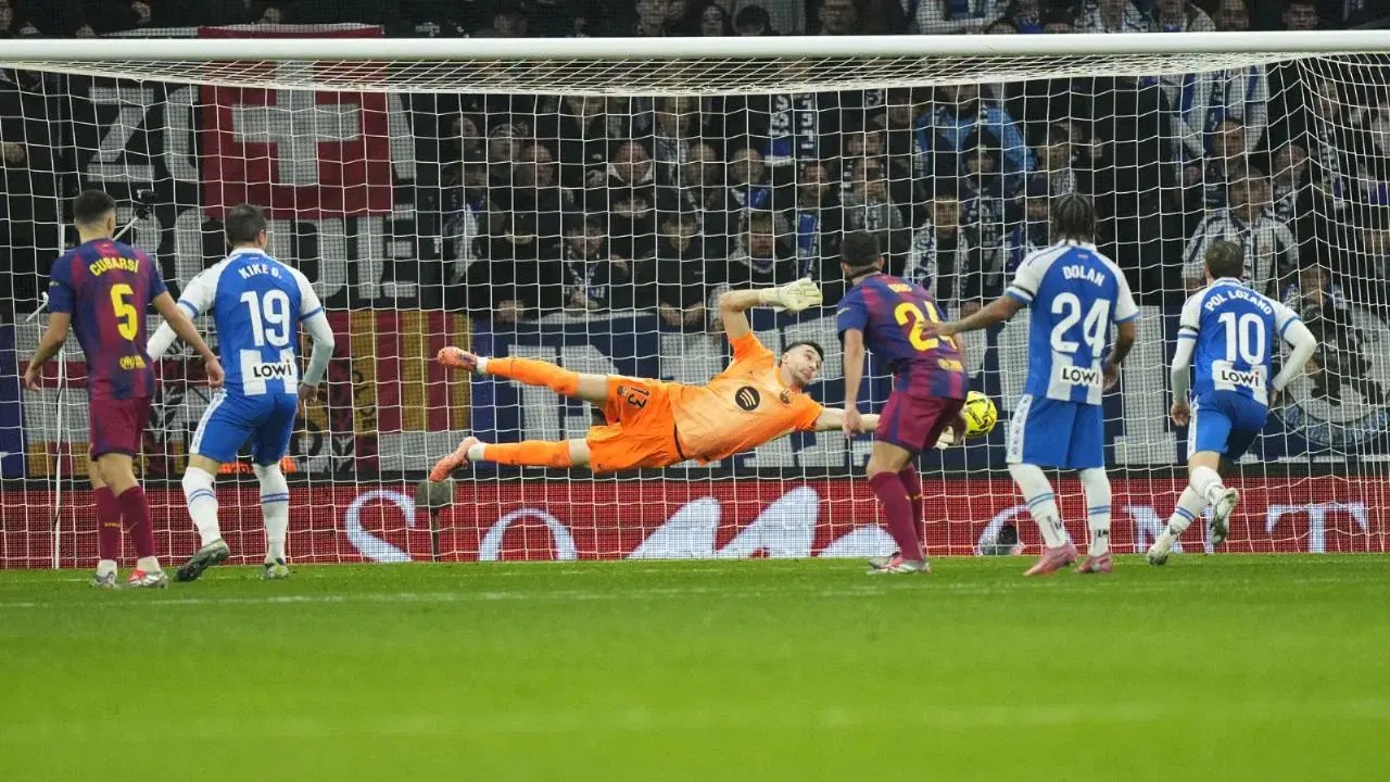 Joan García brilla y guía al Barcelona frente a su exequipo Espanyol