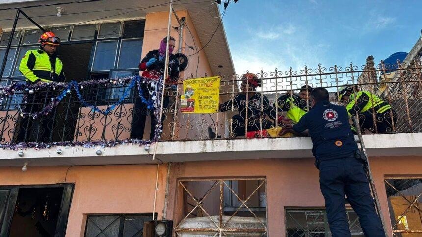 Joven resulta herido por descarga eléctrica en azotea de su vivienda