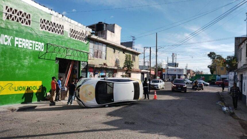 Joven vuelca vehículo en colonia 12 de Diciembre, Irapuato