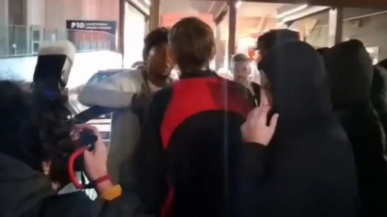 Jugador del Mallorca baja del coche y encara a un seguidor