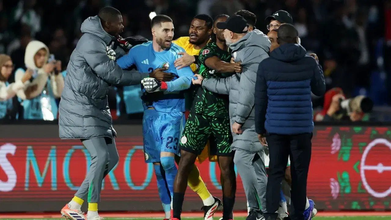 Jugadores argelinos enfrentan a árbitros y periodistas se pelean tras eliminación