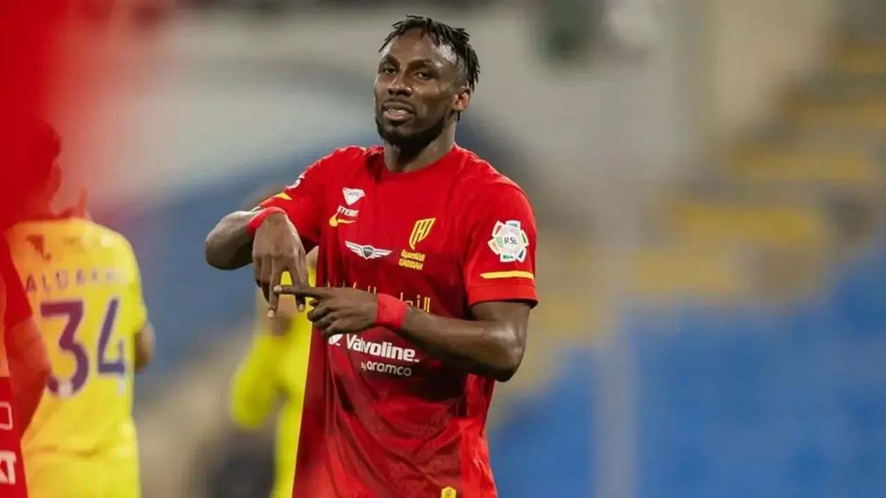 Julián Quiñones anota, es MVP y queda a dos goles de Cristiano