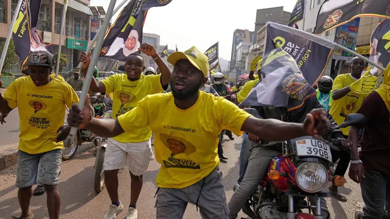 Kampala: Museveni logra séptimo mandato; oposición denuncia fraude y bloqueo de internet