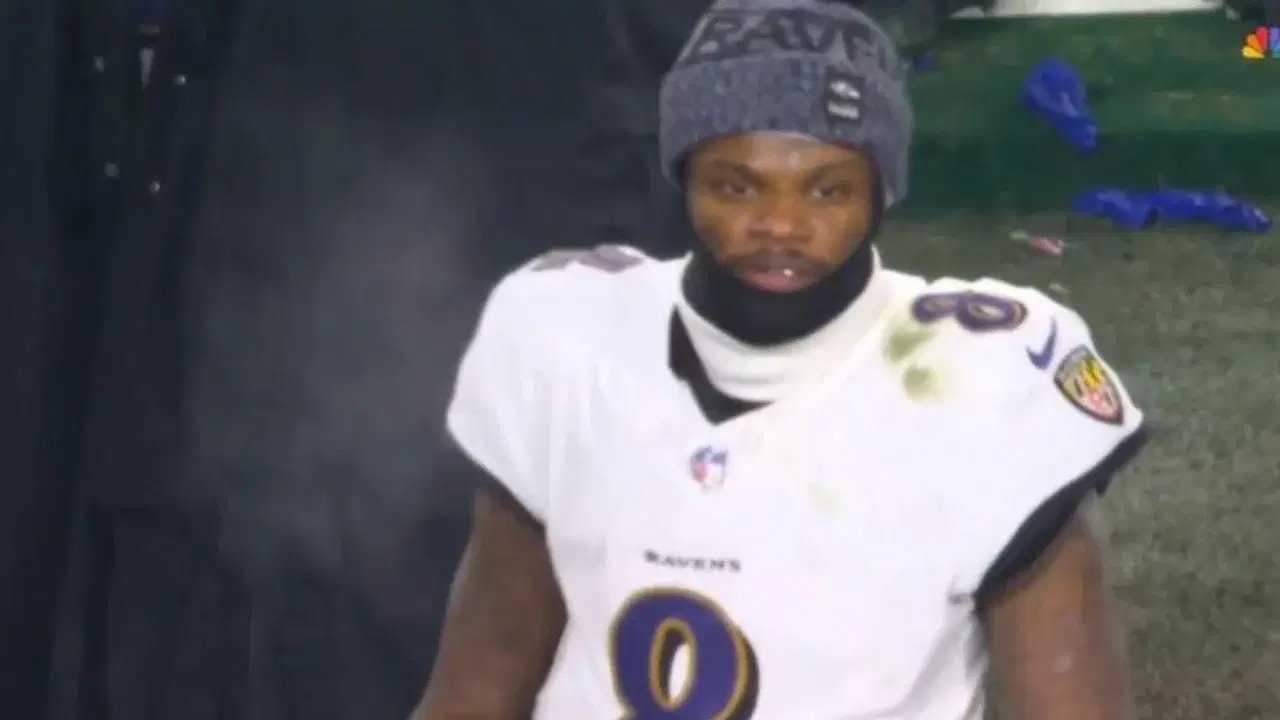 Lamar Jackson 'canta' victoria y luego lanza una botella