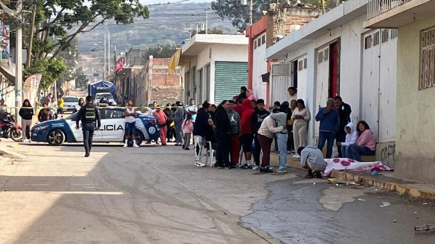 León: Camioneta atropella y mata a mujer que barría la calle