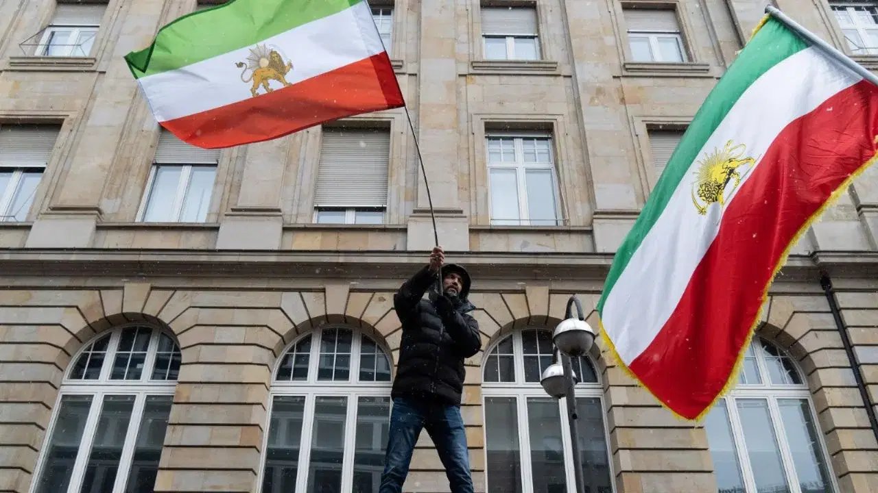 Londres: protestas contra Irán derivan en retirada de bandera de embajada