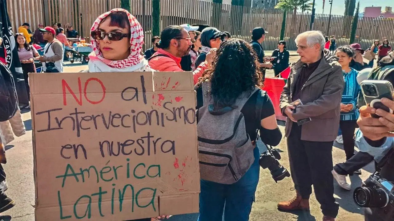 Manifestantes se concentran en la embajada de EU en Ciudad de México