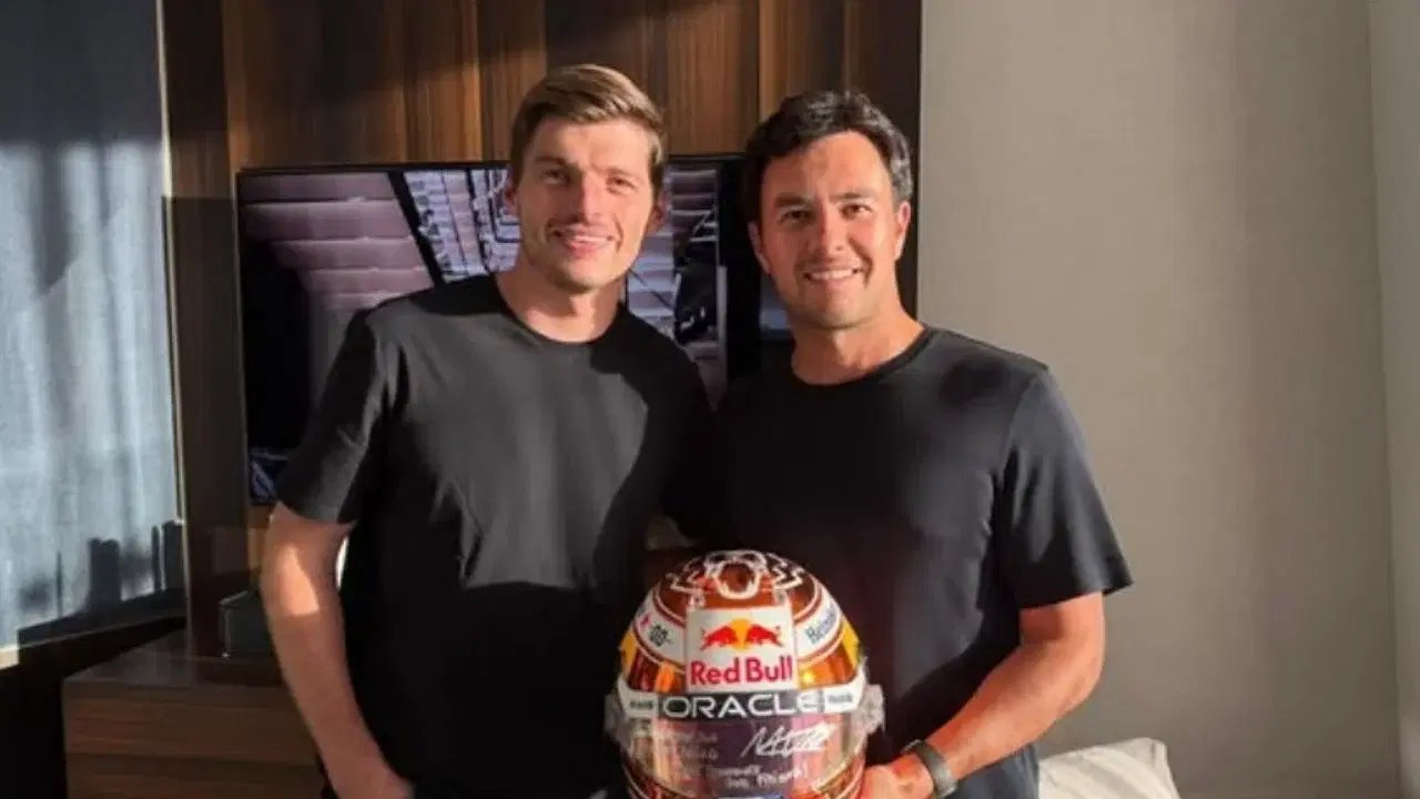 Max Verstappen entrega casco a Checo Pérez y le agradece