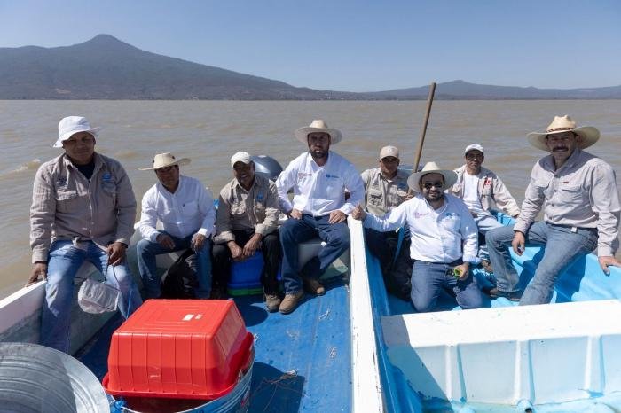 Michoacán repuebla el lago de Pátzcuaro con 200 mil peces nativos
