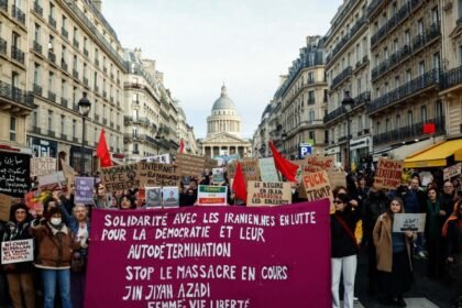 Miles en París piden fin represión en Irán y cambio de régimen