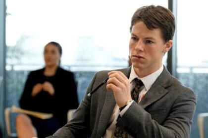 Milo Callaghan, abogado novato, enfrenta casos clave en "Rainmaker"