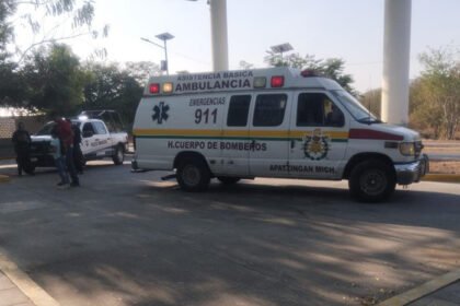 Mujer hospitalizada tras atropellamiento en el centro de Apatzingán, Michoacán