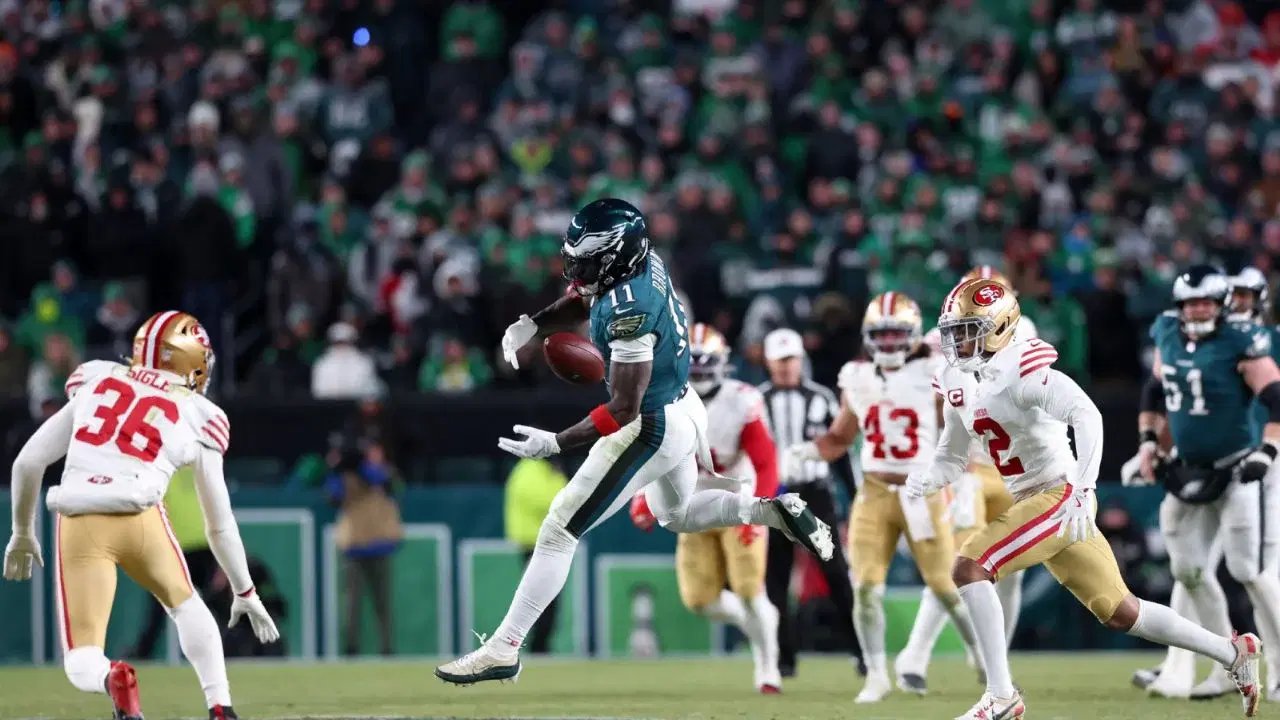 Niño fan de los Eagles pide a A.J. Brown con maletas