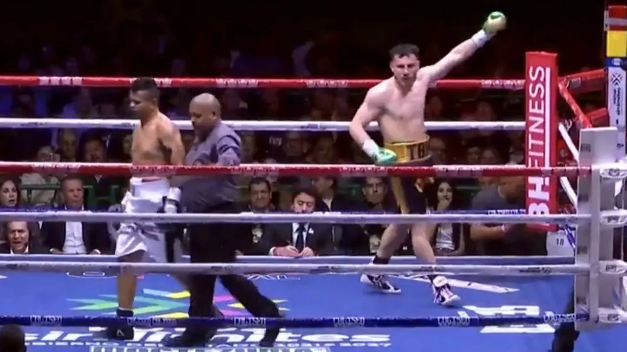 Omar Chávez vence en pelea marcada por caída y abucheos