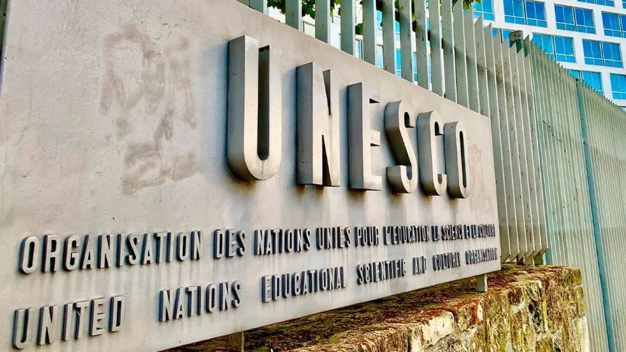 París: UNESCO insta a incluir alfabetización digital en tratados educativos internacionales