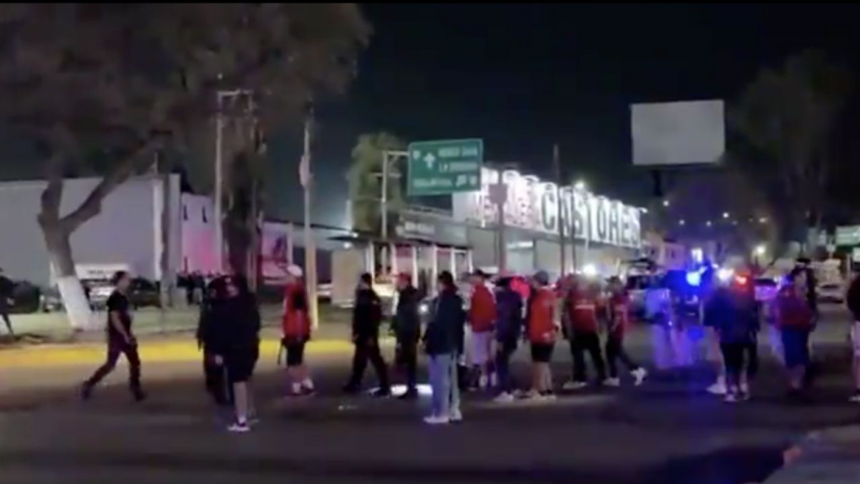 Pelea entre barras de Puebla y Toluca fuera del Cuauhtémoc: cuatro detenidos