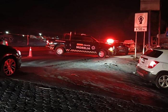 Persona muere arrollada por varios vehículos en la carretera Morelia-Salamanca, Michoacán