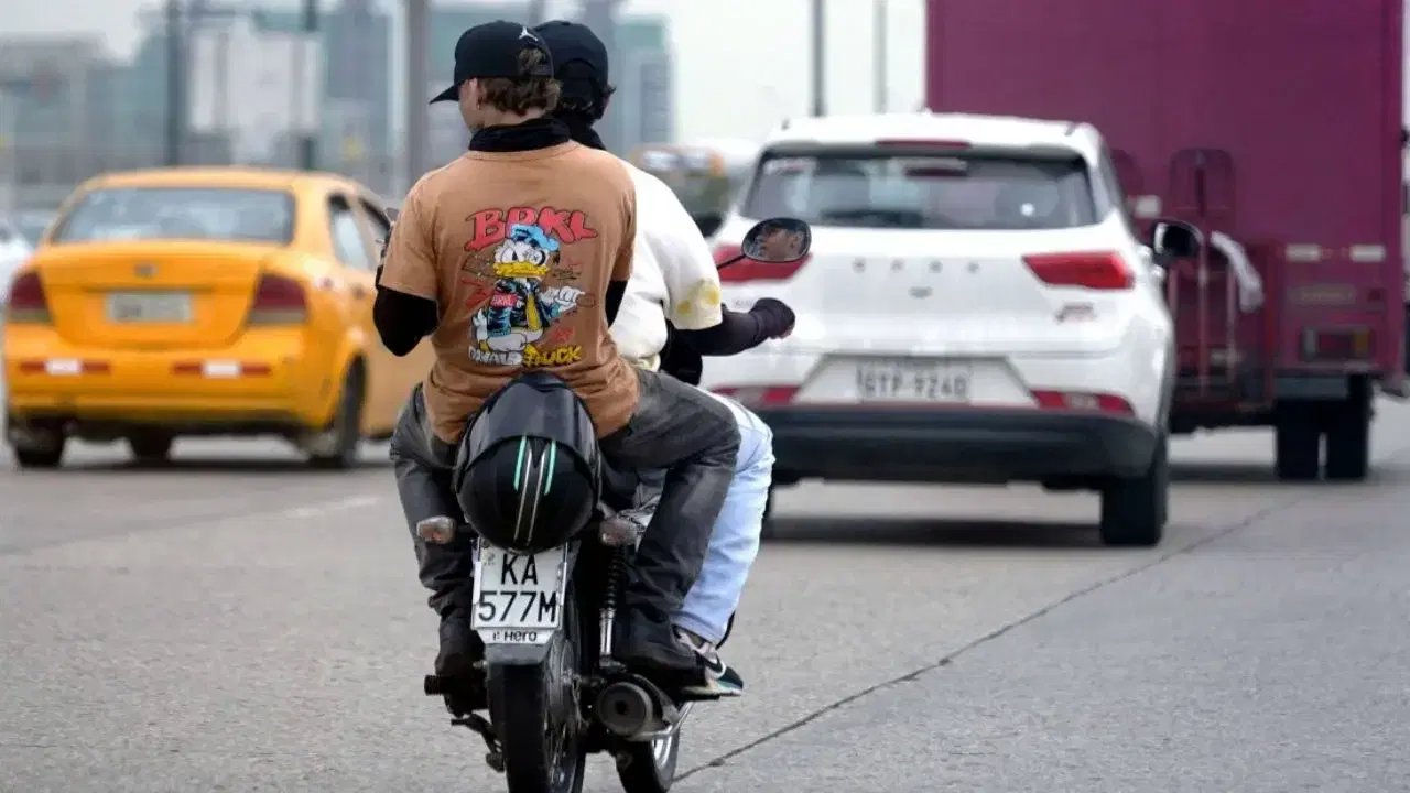 Perú prohíbe transporte de más de una persona en motocicleta por seguridad