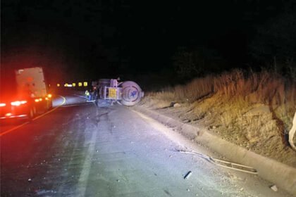 Pipa de gas LP vuelca en autopista Siglo XXI, Michoacán; no víctimas