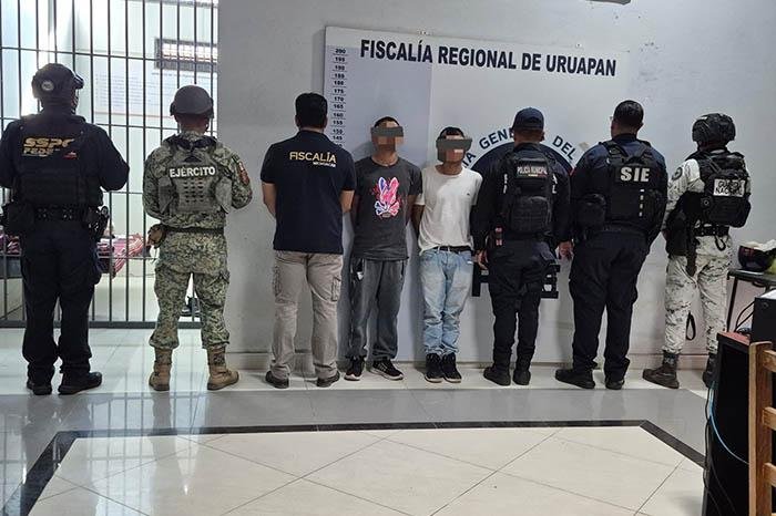 Policía municipal detiene en Uruapan, Michoacán, a dos presuntos homicidas