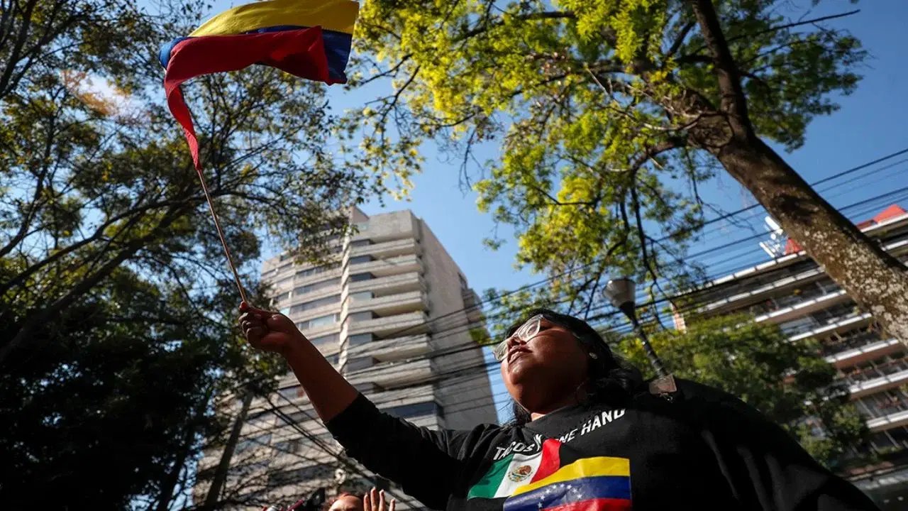 Protesta de venezolanos en CDMX exige transición pacífica tras intervención de EEUU