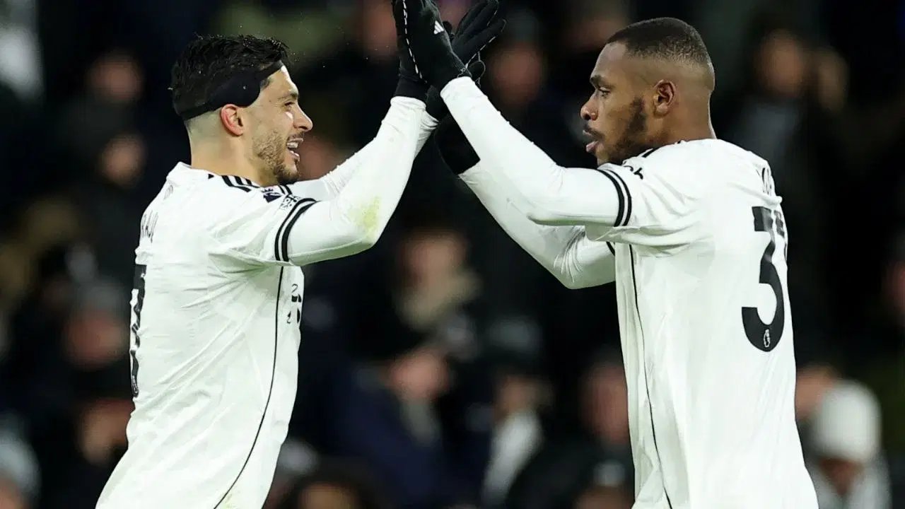 Raúl Jiménez anota de cabeza su quinto gol en triunfo del Fulham