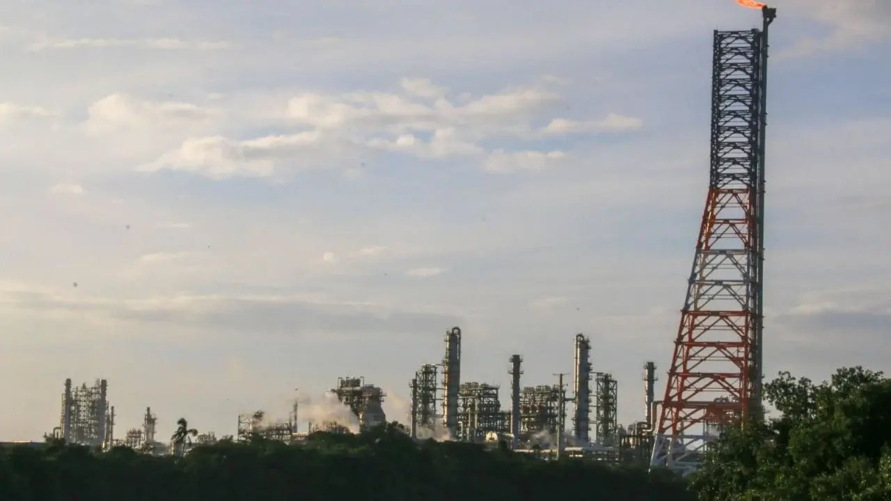 Refinería Dos Bocas en Paraíso, Tabasco suspende operaciones por falla eléctrica