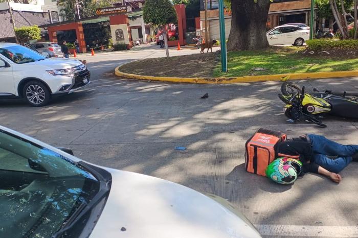 Repartidor en motocicleta lesionado tras choque en Paseo Lázaro Cárdenas
