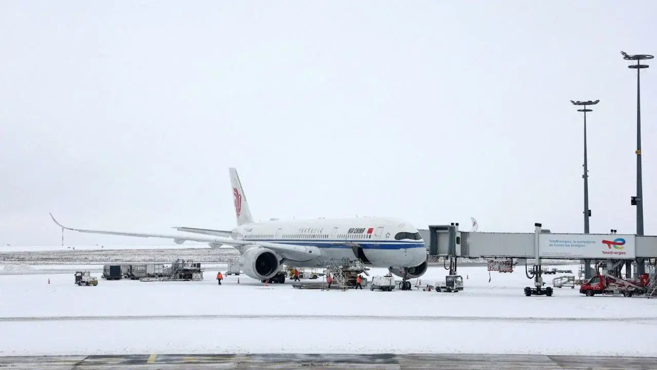 Segunda jornada de intensas nevadas en Europa provoca cancelaciones y bloqueos viales