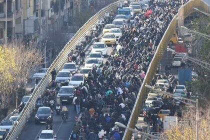 Seis días de protestas en Irán; fuerzas emplean gas lacrimógeno