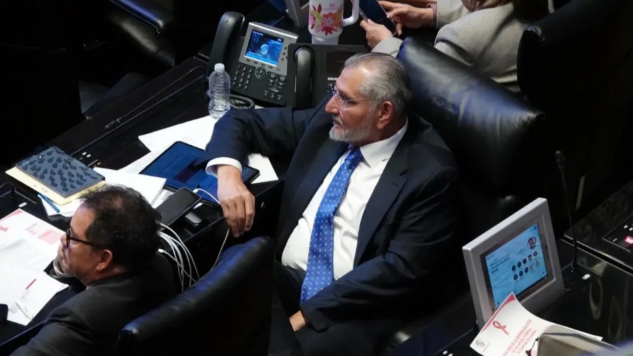 Senadores asignan millonarios contratos a sus suplentes