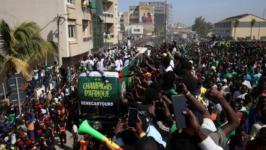 Senegaleses aplauden al capitán Mané tras título africano