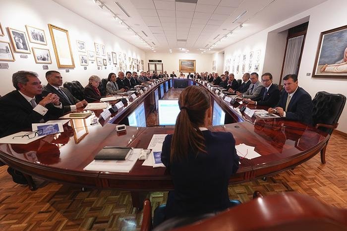 Sheinbaum recibe en Ciudad de México a líderes de la industria automotriz