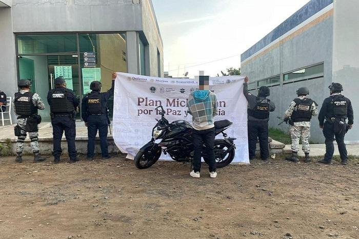 SSP asegura tres personas, vehículos y droga en Michoacán