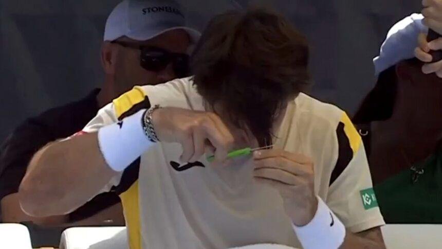 Tenista corta su flequillo en pleno partido por mala visión