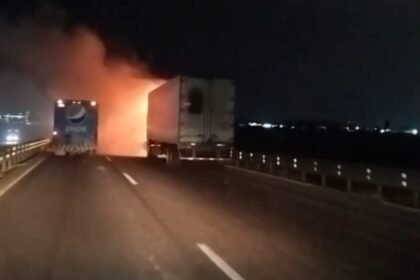Tráiler se incendia en Libramiento Sur de Irapuato; conductor ileso