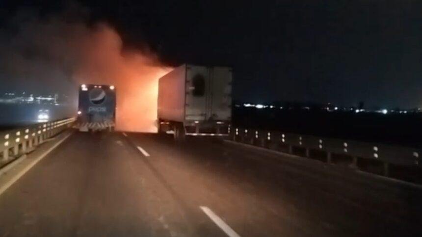 Tráiler se incendia en Libramiento Sur de Irapuato; conductor ileso
