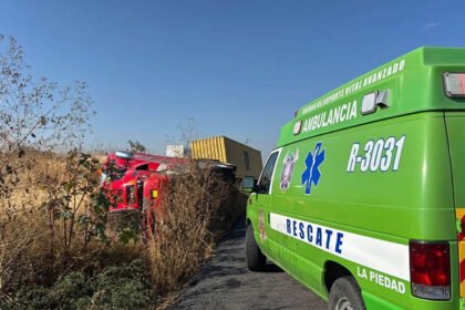 Tráiler volcado obstruye parcialmente la carretera La Piedad-Yurécuaro, Michoacán