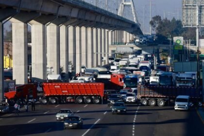 Transportistas bloquean vialidades en Edomex por presunta red de extorsión