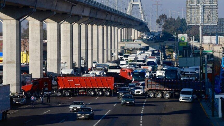 Transportistas bloquean vialidades en Edomex por presunta red de extorsión