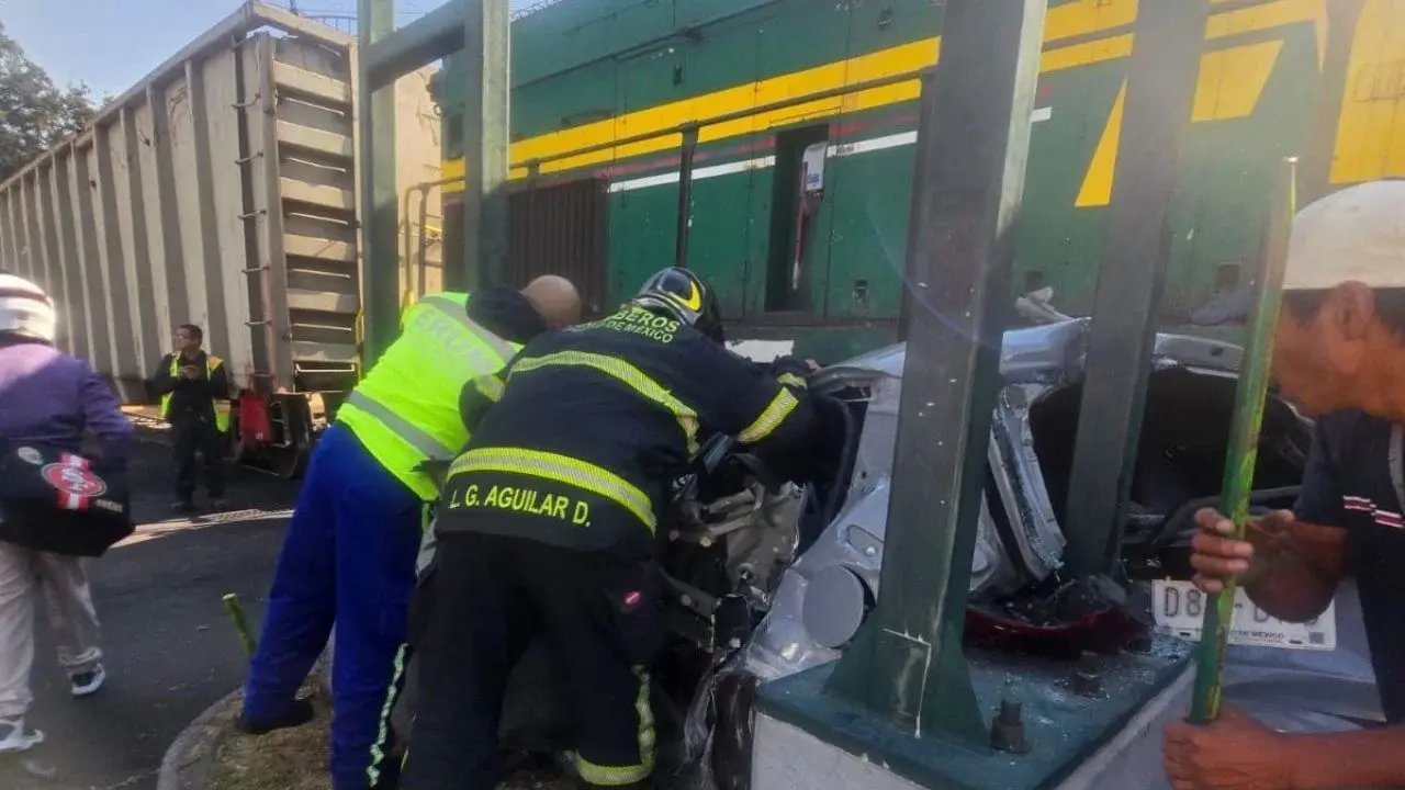 Tren colisiona con vehículo en Gustavo A. Madero, CDMX; sin fallecidos