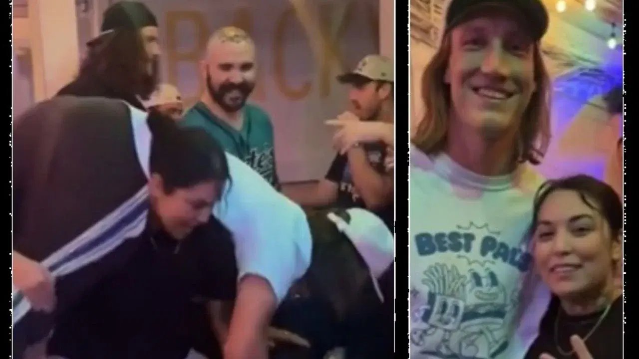 Trevor Lawrence permite a una aficionada levantarlo y hacer sentadillas
