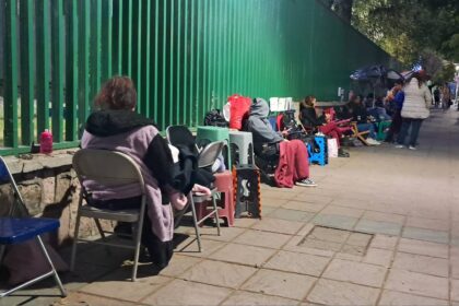Usuarios acampan frente a clínica T-1 del IMSS para asegurar cupos