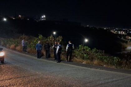 Vehículo cae a barranco de 25 metros en bulevar León II