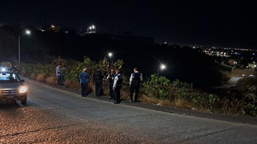 Vehículo cae a barranco de 25 metros en bulevar León II