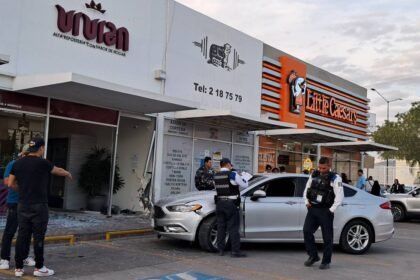 Vehículo se impacta contra pastelería en León; conductor hospitalizado