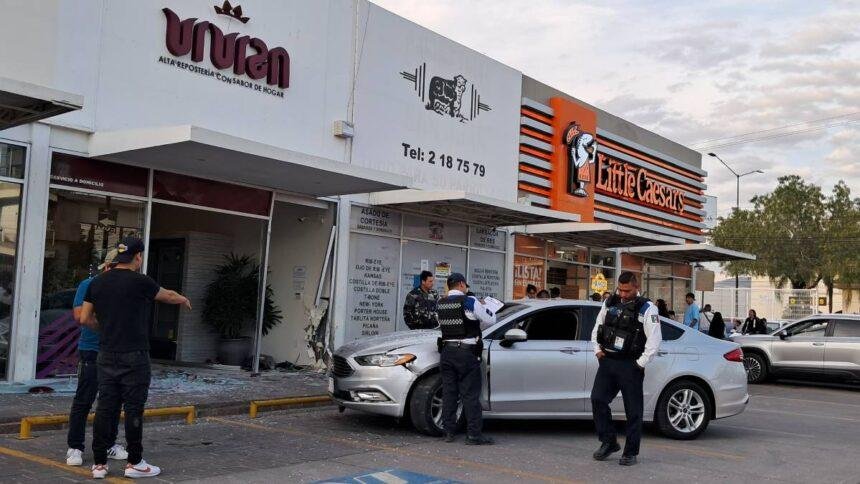 Vehículo se impacta contra pastelería en León; conductor hospitalizado