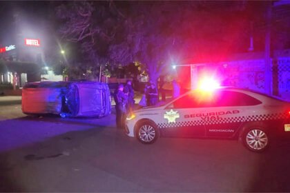 Vehículo vuelca en Apatzingán durante persecución a presuntos ladrones