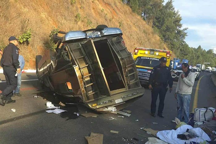 Volcadura de camioneta en Autopista Siglo XXI deja un herido